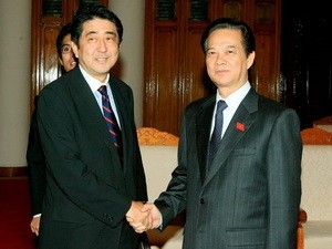 Thủ tướng Nguyễn Tấn Dũng tiếp cựu Thủ tướng Nhật Bản Shinzo Abe (nay là đương kim Thủ tướng Nhật Bản) tháng 11/2010, tại Hà Nội. (Ảnh: Thống Nhất/TTXVN)